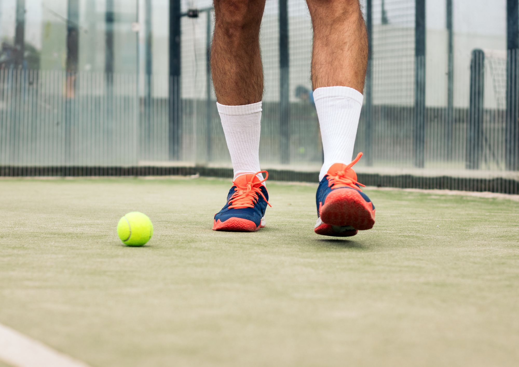 La importancia de la amortiguación en las zapatillas de pádel para hombre: Confort, rendimiento y prevención de lesiones